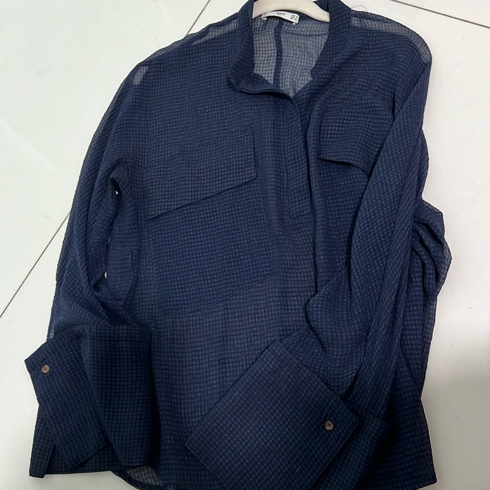 Flowy mango shirt. See through big sleeves